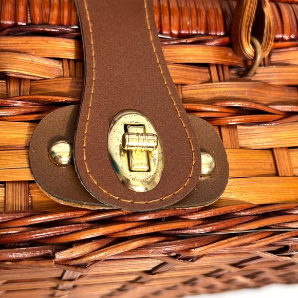 Vintage Linens and Things On the Beach Wicker Picnic Basket - Picture 4 of 16